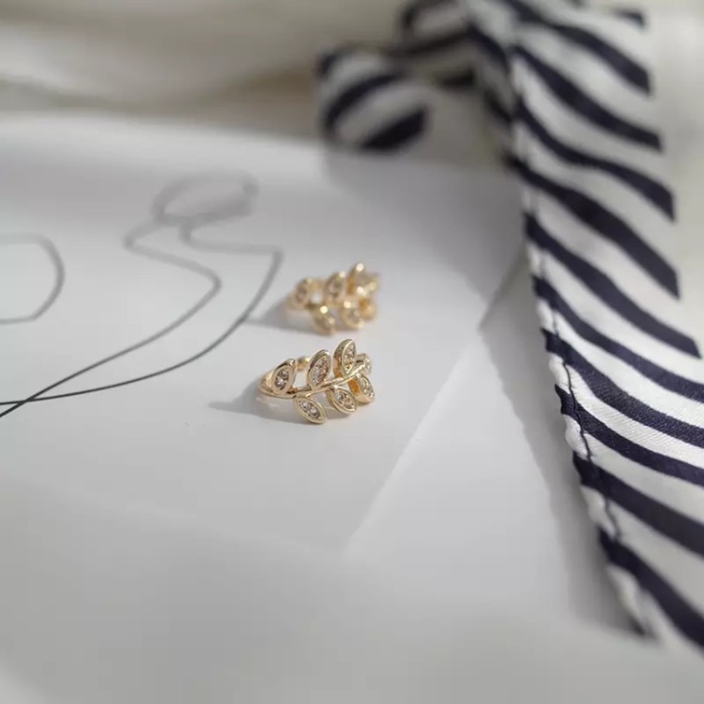 “Nature Dweller” Leaf Diamond No Pierce Ear Cuff - Picture 4 of 7